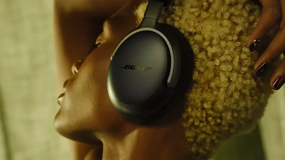 stories - Một ngày cùng tai nghe khử tiếng ồn - Bose QuietComfort Ultra Headphones